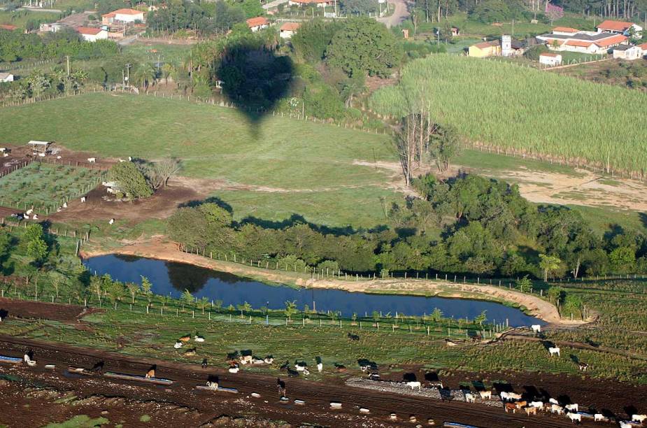 No final, é tradição comemorar o voo brindando com espumante, oferecido como cortesia. Um caprichado café da manhã também espera os tripulantes em terra firme. Reserve com 15 dias de antecedência.<strong>+ <a href="https://viajeaqui.abril.com.br/estabelecimentos/br-sp-piracicaba-atracao-passeio-de-balao" rel="Saiba mais sobre o passeio de balão em Piracicaba (SP)" target="_blank">Saiba mais sobre o passeio de balão em Piracicaba (SP)</a></strong>
