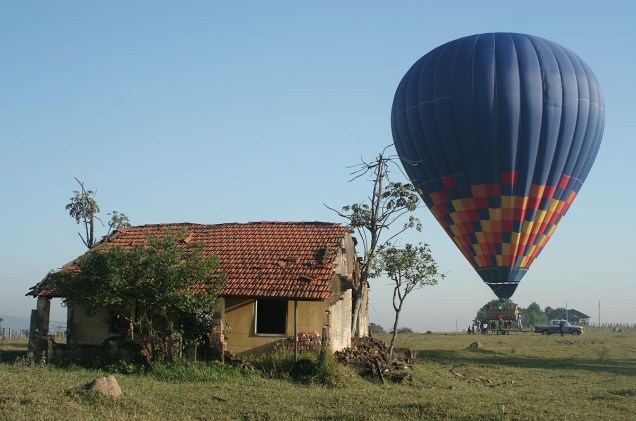 A aventura começa às 7 horas, quando os coloridos balões decolam do aeroporto da cidade ou do Parque da Rua do Porto