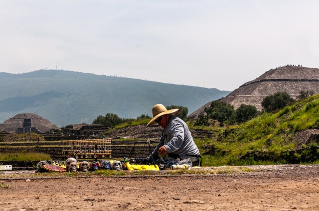 <strong>2. Pirâmide do Sol – Teotihuacán – México </strong>É possível subir até o topo da pirâmide para admirar as outras construções do sítio arqueológico de Teotihuacán e as belas montanhas em volta. A escada que leva até o alto tinha 260 degraus (hoje tem apenas 238), número que tem relação com o calendário teotihuacano. A pirâmide é constituída de montículos de terra recoberta com pedaços de lava vulcânica petrificada e acreditava-se que era um monumento maciço até que foram encontradas oferendas ocultas e túneis em seu interior (ainda estão sendo investigados).A Pirâmide do Sol fica a poucas horas da Cidade do México, cujo centro histórico tem duas ruínas de pirâmides importantes que foram destruídas pelos espanhóis e suas pedras utilizadas para construção de igrejas e outros edifícios