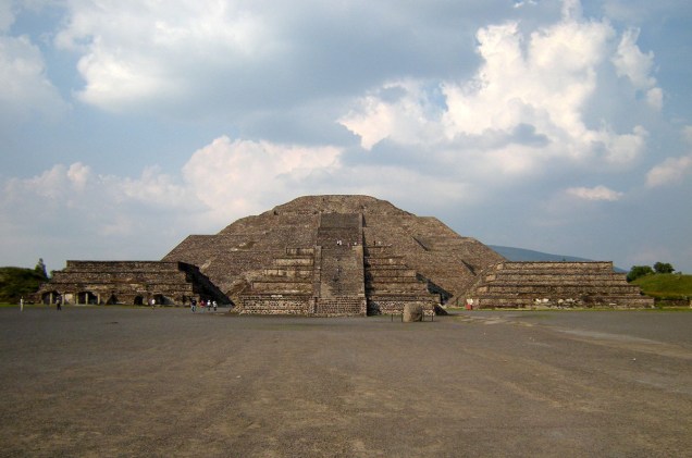 Atualmente, milhares de turistas desembarcam todos os dias para conhecer a Pirâmide da Lua (foto), com 44 metros de altura, e a Pirâmide do Sol. Ou simplesmente caminhar pelos quatro quilômetros que formam a Calçada dos Mortos ou para visitar a pirâmide de Quetzalcoatl