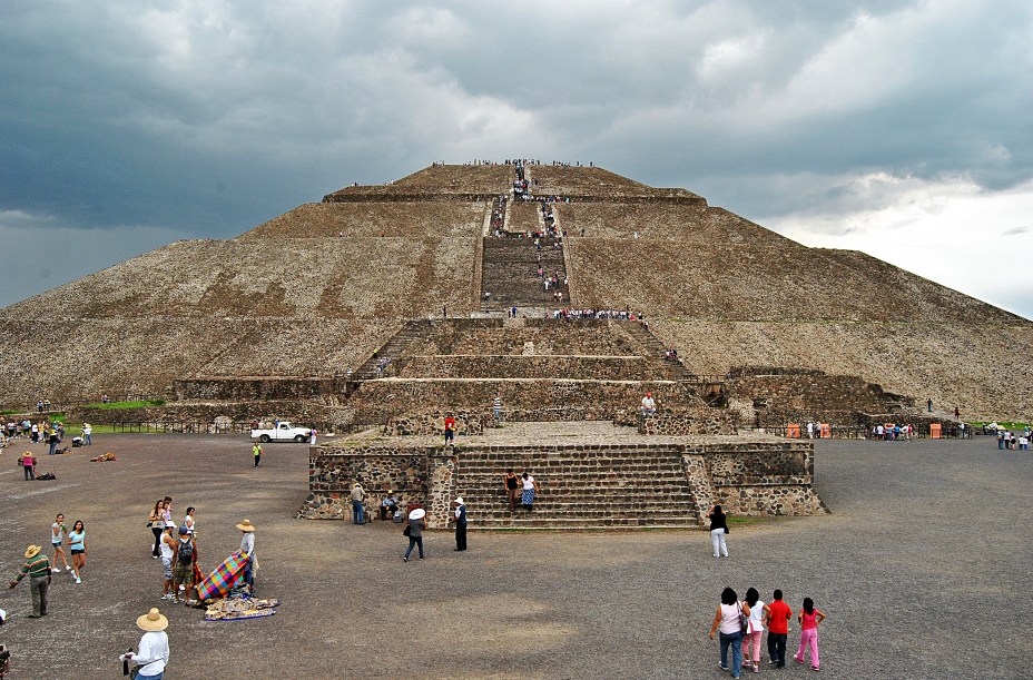 <strong>2. Pirâmide do Sol – Teotihuacán – México </strong>Com 71 metros de altura e 223 metros de cada lado, é uma das pirâmides mais altas do mundo todo. Foi construída entre os anos 1 e 150 d.C. por uma civilização que deixou poucos vestígios além das grandes construções. É o maior monumento de Teotihuacán, que foi uma das maiores cidades pré-hispânicas mesoamericanas. O nome “Teotihuacán” é de origem asteca e significa “cidade dos deuses”. Astecas encontraram a cidade já em ruínas e fizeram dela cenário de alguns de seus mitos fundamentais – o local já era destino turístico e místico antes da chegada dos espanhóis ao continente