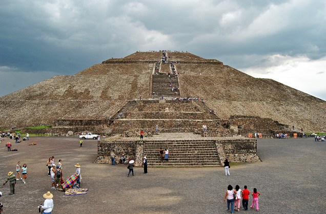 <strong>2. Pirâmide do Sol – Teotihuacán – México </strong>Com 71 metros de altura e 223 metros de cada lado, é uma das pirâmides mais altas do mundo todo. Foi construída entre os anos 1 e 150 d.C. por uma civilização que deixou poucos vestígios além das grandes construções. É o maior monumento de Teotihuacán, que foi uma das maiores cidades pré-hispânicas mesoamericanas. O nome “Teotihuacán” é de origem asteca e significa “cidade dos deuses”. Astecas encontraram a cidade já em ruínas e fizeram dela cenário de alguns de seus mitos fundamentais – o local já era destino turístico e místico antes da chegada dos espanhóis ao continente