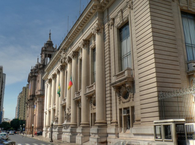 <a href="https://viajeaqui.abril.com.br/estabelecimentos/br-rs-porto-alegre-atracao-palacio-piratini" rel="Palácio Piratini"><strong>Palácio Piratini</strong></a>Sede oficial do Governo do Estado, a construção em estilo neoclássico completou 90 anos em 2011. Getúlio Vargas foi o primeiro governador a morar na ala presidencial do palácio, que não está ocupada atualmente ( e é fechada ao público). A visita guiada mostra os belos salões do piso superior, onde há pinturas do italiano Aldo Locatelli.<strong>Onde:</strong> Praça Marechal Deodoro (Centro)<strong>Horário de Funcionamento:</strong> de segunda a sexta, das 9h às 11h e das 14h às 17h <a href="https://viajeaqui.abril.com.br/estabelecimentos/br-rs-porto-alegre-atracao-palacio-piratini" rel="Palácio Piratini"><strong>Palácio Piratini</strong></a>Sede oficial do Governo do Estado, a construção em estilo neoclássico completou 90 anos em 2011. Getúlio Vargas foi o primeiro governador a morar na ala presidencial do palácio, que não está ocupada atualmente ( e é fechada ao público). A visita guiada mostra os belos salões do piso superior, onde há pinturas do italiano Aldo Locatelli.<strong>Onde:</strong> Praça Marechal Deodoro (Centro)<strong>Horário de Funcionamento:</strong> de segunda a sexta, das 9h às 11h e das 14h às 17h