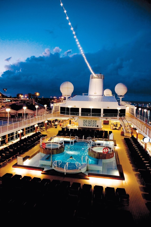 Piscina do navio de cruzeiros Azamara Quest, da companhia Royal Caribbean International.