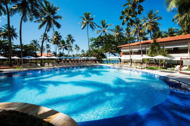 Piscina central do Jatiúca Resort, em Maceió, Alagoas<a href="https://www.booking.com/hotel/br/jatiuca-resort-flat.html?aid=332455&label=viagemabril-guiaquatrorodas" target="_blank"><em>Booking.com: veja os preços deste resort e faça sua reserva</em></a>