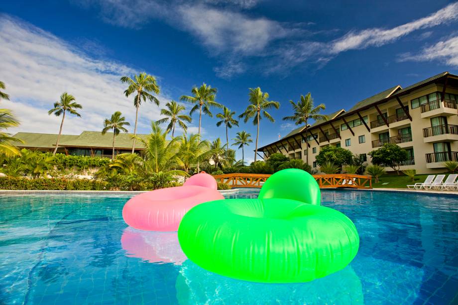 <a href="https://viajeaqui.abril.com.br/cidades/br-pe-porto-de-galinhas" rel="PORTO DE GALINHAS (PE)" target="_blank"><strong>PORTO DE GALINHAS (PE)</strong></a><br /> <br /> <strong><a href="https://viajeaqui.abril.com.br/estabelecimentos/br-pe-porto-de-galinhas-hospedagem-beach-class-resort-muro-alto" rel="Beach Class Resort Muro Alto" target="_blank">Beach Class Resort Muro Alto</a></strong> <br /> Além da excelente área de lazer, com a gigantesca piscina de 3 300 metros quadrados, a diversão está garantida nas atividades especiais na Semana Santa. Entre as principais atrações está a oficina de Ovos de Chocolate, onde os pais preparam as delícias que serão entregues às crianças no domingo de Páscoa e o espetáculo Páscoa Encantada. A garotada também vai soltar a imaginação na Oficina do Coelho para criar porta objetos no formato do bichinho símbolo da data. Quem quiser assistir ao espetáculo da <a href="https://viajeaqui.abril.com.br/materias/noticia-paixao-de-cristo-nova-jerusalem-pe-semana-santa" rel="Paixão de Cristo de Nova Jerusalém" target="_blank"><strong>Paixão de Cristo de Nova Jerusalém</strong></a>, o resort oferece o serviço de transfer a R$ 70 (ida e volta). O pacote de três diárias na suíte Sênior Tripla, com café da manhã e jantar, custa desde R$ 2583 por pessoa, mais 15% de taxas. <a href="https://viajeaqui.abril.com.br/cidades/br-pe-porto-de-galinhas" rel="PORTO DE GALINHAS (PE)" target="_blank"><strong>PORTO DE GALINHAS (PE)</strong></a><br /> <br /> <strong><a href="https://viajeaqui.abril.com.br/estabelecimentos/br-pe-porto-de-galinhas-hospedagem-beach-class-resort-muro-alto" rel="Beach Class Resort Muro Alto" target="_blank">Beach Class Resort Muro Alto</a></strong> <br /> Além da excelente área de lazer, com a gigantesca piscina de 3 300 metros quadrados, a diversão está garantida nas atividades especiais na Semana Santa. Entre as principais atrações está a oficina de Ovos de Chocolate, onde os pais preparam as delícias que serão entregues às crianças no domingo de Páscoa e o espetáculo Páscoa Encantada. A garotada também vai soltar a imaginação na Oficina do Coelho para criar porta objetos no formato do bichinho símbolo da data. Quem quiser assistir ao espetáculo da <a href="https://viajeaqui.abril.com.br/materias/noticia-paixao-de-cristo-nova-jerusalem-pe-semana-santa" rel="Paixão de Cristo de Nova Jerusalém" target="_blank"><strong>Paixão de Cristo de Nova Jerusalém</strong></a>, o resort oferece o serviço de transfer a R$ 70 (ida e volta). O pacote de três diárias na suíte Sênior Tripla, com café da manhã e jantar, custa desde R$ 2583 por pessoa, mais 15% de taxas.