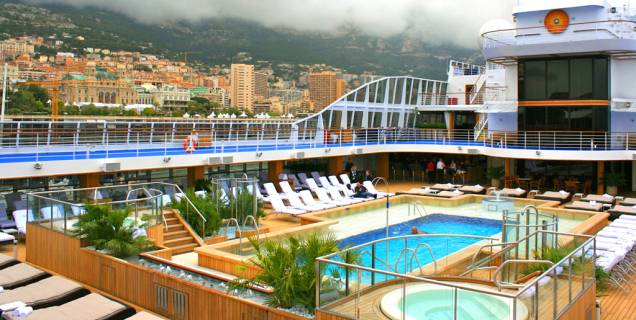<strong>Melhor Navio de Cruzeiros: <a href="https://pt.oceaniacruises.com/ships/riviera/" rel="Riviera, da Oceania Cruises" target="_blank">Riviera, da Oceania Cruises</a></strong>