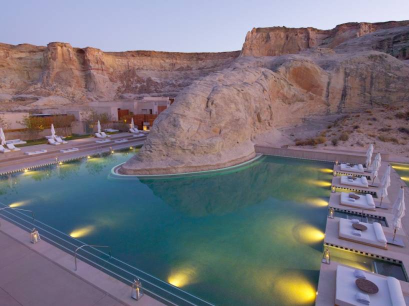 <strong>Natureza com luxo</strong>Das sete noites em hotéis cinco-estrelas imersos na paisagem natural, as três primeiras são no <a href="https://www.aman.com/resorts/amangiri" rel="Amangiri" target="_blank">Amangiri</a>, integrado ao relevo de Canyon Point, em Utah. Sua elegante piscina, por exemplo, contorna uma rocha imensa e é cercada pelo cenário arido (foto). As demais quatro noites, todas no Arizona, são divididas entre o <a href="https://www.enchantmentresort.com/" rel="Enchantment Resort" target="_blank">Enchantment Resort</a>, incrustrado nas formações rochosas avermelhadas de Sedona, e o <a href="https://www.fourseasons.com/scottsdale/" rel="Four Seasons" target="_blank">Four Seasons</a> de Scottsdale, no qual a quadra de tênis, o campo de golfe e a piscina fcam em meio à paisagem desértica.<strong>Quando:</strong> até 22 de outubro<strong>Quem leva:</strong> <a href="https://www.teresaperez.com.br/" rel="Teresa Perez" target="_blank">Teresa Perez</a><strong>Quanto:</strong> US$ 8 897