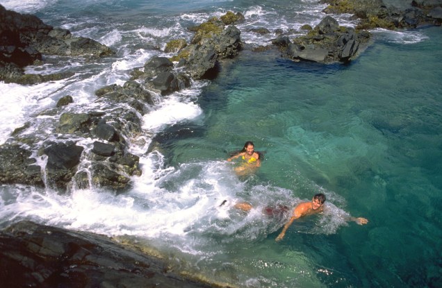 A piscina natural da praia Daimari é margeada por rochas vulcânicas, que deixam o mar tranquilo e propício para observação da vida marinha