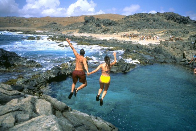Em Daimari, também é possível saltar dos paredões de rocha vulcânica que isolam a piscina natural do mar aberto