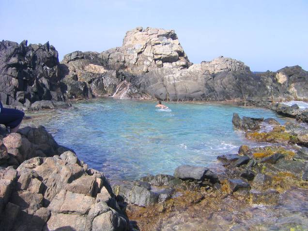 Um dos melhores locais para nadar dentro do parque nacional Arikok é na piscina natural perto da plantação de coqueiros de Daimari Um dos melhores locais para nadar dentro do parque nacional Arikok é na piscina natural perto da plantação de coqueiros de Daimari