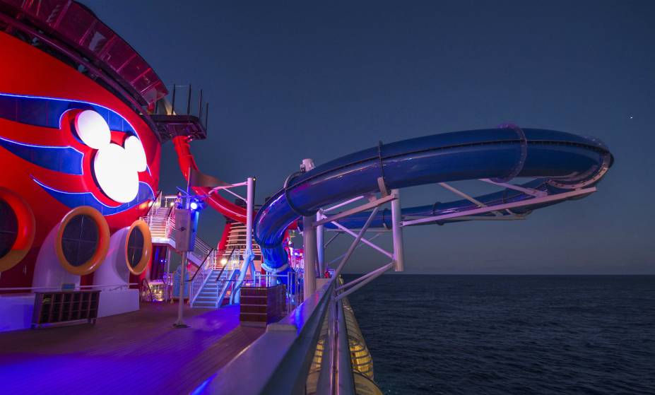 À noite, a piscina do Disney Magic fica com esse visual neon