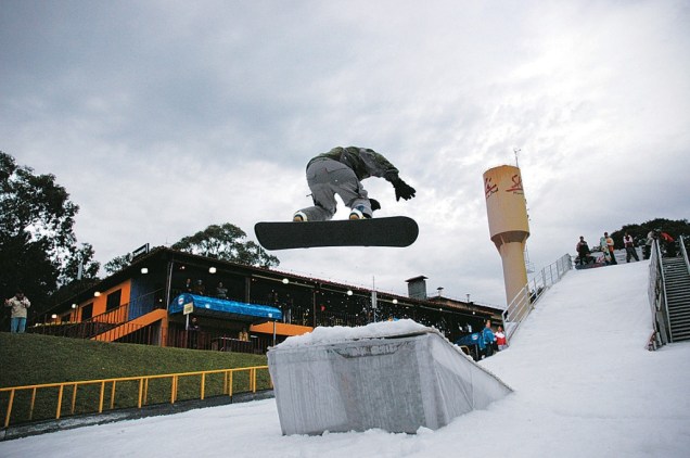Pista de esqui artificial com neve fabricada, no Ski Mountain Park em São Roque