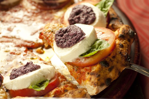 A pizzaria <a href="https://www.oficinadepizzas.com.br/" rel="Bráz" target="_blank">Bráz</a> (a filial de Moema) também tem o sabor caprese em seu cardápio  