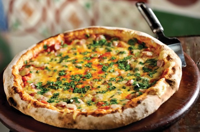 Pizza com cobertura de linguiça e queijo meia cura, criada pela chef de cozinha Janaína Rueda, na pizzaria <a href="https://primobasilico.com.br/" rel="Primo Basílico" target="_blank">Primo Basílico</a>, em São Paulo