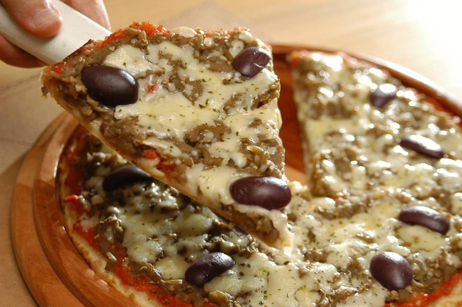 Pizza de berinjela, com azeitona preta, provolone e mussarela da <a href="http://pizzariacamelo.com.br/" rel="Pizzaria Camelo" target="_blank">Pizzaria Camelo</a>, em São Paulo