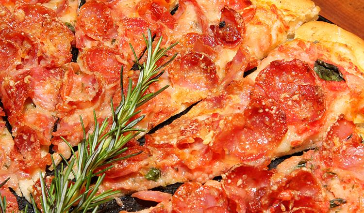 Pizza de calabresa artesanal do restaurante Arte da Pizza, em Campos do Jordão