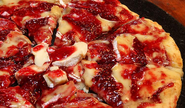Pizza de framboesa do restaurante Arte da Pizza, em Campos do Jordão, São Paulo