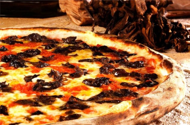 Pizza de mozzarella com funghi secchi da pizzaria <a href="https://www.famigliamancini.com.br/pizza-pasta/" rel="Famiglia Mancini" target="_blank">Famiglia Mancini</a>