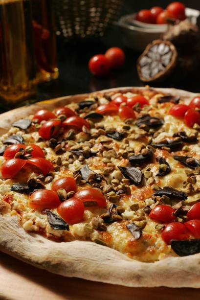 Pizza de mussarela de búfala com ricota, tomate-cereja, alho negro e pistache torrado, da pizzaria <a href="http://www.fornodavila.com.br/" rel="Forno da Vila" target="_blank">Forno da Vila</a>