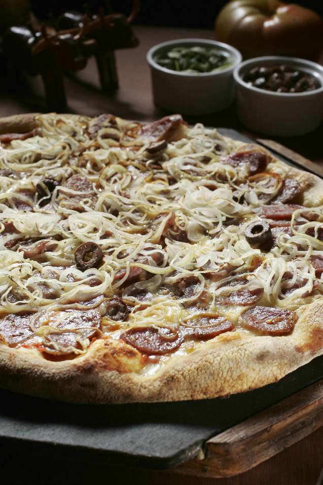 Pizza de salame artesanal, mussarela, cebola, azeitona e orégano da Pizza na Roça, em São Paulo Pizza de salame artesanal, mussarela, cebola, azeitona e orégano da Pizza na Roça, em São Paulo