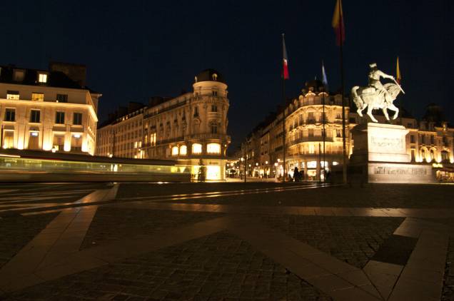 Place du Martroi, em Orléans, com a estátua equestre de Joana dArc dominando a cena