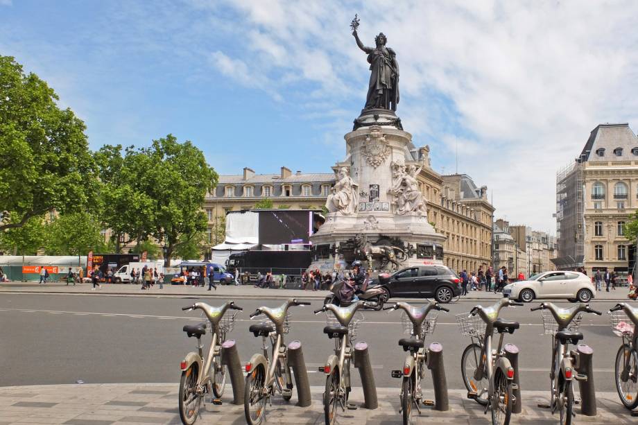<strong>Place de la République – <a href="https://viajeaqui.abril.com.br/cidades/franca-paris" target="_blank" rel="noopener">Paris </a>– <a href="https://viagemeturismo.abril.com.br/paises/franca-2/" target="_blank" rel="noopener">França </a></strong> A praça marca o entroncamento de diversas avenidas essenciais da Cidade Luz e um dos principais palcos de manifestações populares, sejam elas culturais ou políticas. A praça é acessível apenas a pedestres e ciclistas. Antigamente era chamada de Place du Château-d’Eau, mas mudou de nome em homenagem à terceira república francesa em 1879. Ela ocupa hoje um espaço onde havia uma porta de saída da cidade de Paris desde o século 12, que ficava em frente à sede da Ordem dos Cavaleiros Templários, mas foi demolida por Napoleão. A Rue du Temple, ali do lado, existe até hoje e é uma das mais velhas da capital francesa <a href="https://www.booking.com/searchresults.pt-br.html?aid=332455&sid=d98f25c4d6d5f89238aebe98e11a09ba&sb=1&src=searchresults&src_elem=sb&error_url=https%3A%2F%2Fwww.booking.com%2Fsearchresults.pt-br.html%3Faid%3D332455%3Bsid%3Dd98f25c4d6d5f89238aebe98e11a09ba%3Btmpl%3Dsearchresults%3Bac_click_type%3Db%3Bac_position%3D0%3Bcity%3D20088325%3Bclass_interval%3D1%3Bdest_id%3D-2960561%3Bdest_type%3Dcity%3Bdtdisc%3D0%3Bfrom_sf%3D1%3Bgroup_adults%3D2%3Bgroup_children%3D0%3Biata%3DMOW%3Binac%3D0%3Bindex_postcard%3D0%3Blabel_click%3Dundef%3Bno_rooms%3D1%3Boffset%3D0%3Bpostcard%3D0%3Braw_dest_type%3Dcity%3Broom1%3DA%252CA%3Bsb_price_type%3Dtotal%3Bsearch_selected%3D1%3Bshw_aparth%3D1%3Bslp_r_match%3D0%3Bsrc%3Dsearchresults%3Bsrc_elem%3Dsb%3Bsrpvid%3D8b057a86f24c02d6%3Bss%3DMoscou%252C%2520R%25C3%25BAssia%3Bss_all%3D0%3Bss_raw%3Dmoscou%3Bssb%3Dempty%3Bsshis%3D0%3Bssne%3DNova%2520York%3Bssne_untouched%3DNova%2520York%26%3B&ss=Paris%2C+%C3%8Ele-de-France%2C+Fran%C3%A7a&is_ski_area=&ssne=Moscou&ssne_untouched=Moscou&city=-2960561&checkin_year=&checkin_month=&checkout_year=&checkout_month=&group_adults=2&group_children=0&no_rooms=1&from_sf=1&ss_raw=paris&ac_position=0&ac_langcode=xb&ac_click_type=b&dest_id=-1456928&dest_type=city&iata=PAR&place_id_lat=48.856682&place_id_lon=2.351476&search_pageview_id=8b057a86f24c02d6&search_selected=true&search_pageview_id=8b057a86f24c02d6&ac_suggestion_list_length=5&ac_suggestion_theme_list_length=0" target="_blank" rel="noopener"><em>Busque hospedagem em Paris</em></a>