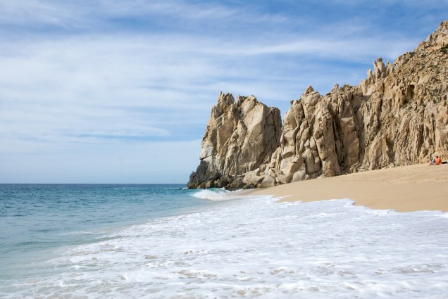 <strong>3. Playa del Amor, <a href="https://viajeaqui.abril.com.br/cidades/mexico-los-cabos" rel="Cabo San Lucas" target="_blank">Cabo San Lucas</a></strong>A pequena faixa de areia desta praia a torna uma das mais gostosas e relaxantes do <a href="https://viajeaqui.abril.com.br/paises/mexico" rel="México" target="_blank">México</a>. E não é só por causa da paisagem arrebatadora de corações que a praia tem esse nome tão romântico. Acontece que sua posição privilegiada e isolada também dá um charme extra ao lugar, como se fosse exclusivo do visitante. Ao lado, ainda localiza-se a famosa formação de pedras, o El Arco. Entre dezembro e janeiro, as águas calmas do lugar recebem a ilustre visita de filhotes de baleias