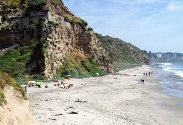 Em <a href="https://viagemeturismo.abril.com.br/cidades/valparaiso/" target="_blank">Valparaíso</a>, na comuna Puchuncaví, é difícil o acesso à Playa Luna. Caminhe 20 minutos a partir de <strong>Horcón</strong> pela orla da praia, passando por pedras e pela vegetação costeira. Mas vale a pena: a praia de 500 metros é a <strong>única no país</strong> em que o naturismo é organizado e permitido (mas não é obrigatório) Em <a href="https://viagemeturismo.abril.com.br/cidades/valparaiso/" target="_blank">Valparaíso</a>, na comuna Puchuncaví, é difícil o acesso à Playa Luna. Caminhe 20 minutos a partir de <strong>Horcón</strong> pela orla da praia, passando por pedras e pela vegetação costeira. Mas vale a pena: a praia de 500 metros é a <strong>única no país</strong> em que o naturismo é organizado e permitido (mas não é obrigatório)