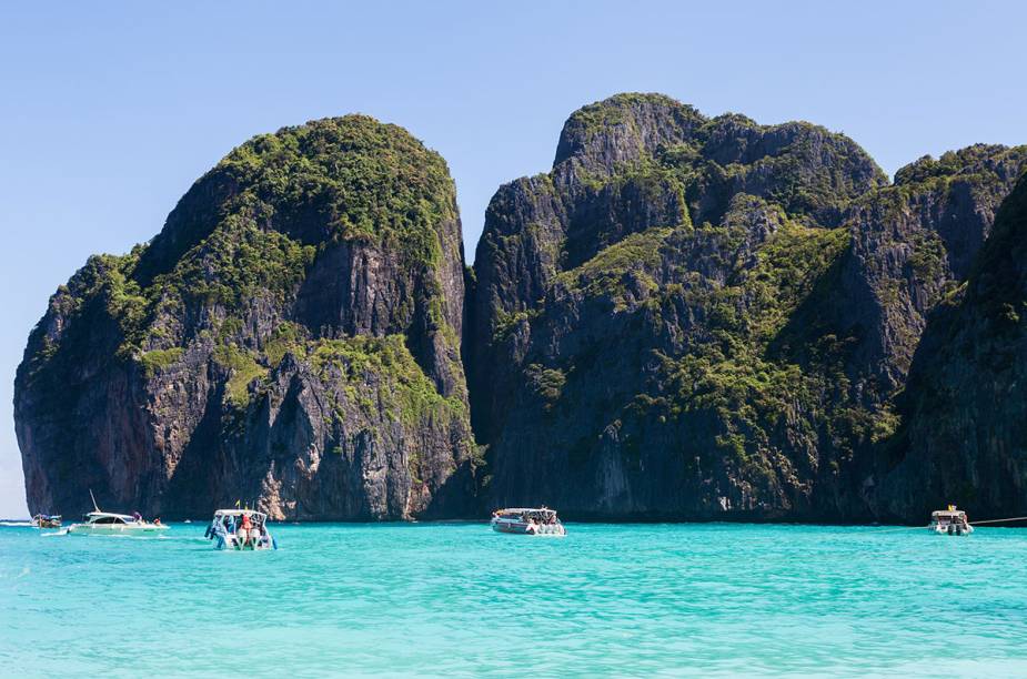 <strong>5. A Praia (2000)</strong>    A praia que dá nome ao filme é Hat Maya, a principal de <a href="https://viajeaqui.abril.com.br/cidades/tailandia-koh-phi-phi" rel="Koh Phi Phi" target="_blank">Koh Phi Phi</a>, a duas horas de ferry de <a href="https://viajeaqui.abril.com.br/cidades/tailandia-phuket" rel="Phuket" target="_blank">Phuket</a>, na privilegiada costa tailandesa. No longa do diretor Danny Boyle, o personagem de Leonardo DiCaprio vai a <a href="https://viajeaqui.abril.com.br/cidades/tailandia-bangcoc" rel="Bangcoc" target="_blank">Bangcoc</a> à procura de algo “excitante” e acaba chegando até “a praia”, o suposto paraíso, onde ele encontra uma comunidade secreta. Com ou sem as palmeiras extras que foram plantadas ali para o filme na tentativa de deixar o paraíso ainda mais paradisíaco, Phi Phi é espetacular. É formada por duas baías com água verde-esmeralda e areia branca como talco. Seu centro tem bares e baladas fervidíssimos e hotéis com bangalôs de bambu na areia que custam menos de US$ 15