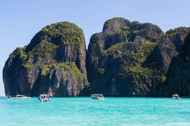 <strong>5. A Praia (2000)</strong> A praia que dá nome ao filme é Hat Maya, a principal de <a href="https://viajeaqui.abril.com.br/cidades/tailandia-koh-phi-phi" rel="Koh Phi Phi" target="_blank">Koh Phi Phi</a>, a duas horas de ferry de <a href="https://viajeaqui.abril.com.br/cidades/tailandia-phuket" rel="Phuket" target="_blank">Phuket</a>, na privilegiada costa tailandesa. No longa do diretor Danny Boyle, o personagem de Leonardo DiCaprio vai a <a href="https://viajeaqui.abril.com.br/cidades/tailandia-bangcoc" rel="Bangcoc" target="_blank">Bangcoc</a> à procura de algo “excitante” e acaba chegando até “a praia”, o suposto paraíso, onde ele encontra uma comunidade secreta. Com ou sem as palmeiras extras que foram plantadas ali para o filme na tentativa de deixar o paraíso ainda mais paradisíaco, Phi Phi é espetacular. É formada por duas baías com água verde-esmeralda e areia branca como talco. Seu centro tem bares e baladas fervidíssimos e hotéis com bangalôs de bambu na areia que custam menos de US$ 15 <strong>5. A Praia (2000)</strong> A praia que dá nome ao filme é Hat Maya, a principal de <a href="https://viajeaqui.abril.com.br/cidades/tailandia-koh-phi-phi" rel="Koh Phi Phi" target="_blank">Koh Phi Phi</a>, a duas horas de ferry de <a href="https://viajeaqui.abril.com.br/cidades/tailandia-phuket" rel="Phuket" target="_blank">Phuket</a>, na privilegiada costa tailandesa. No longa do diretor Danny Boyle, o personagem de Leonardo DiCaprio vai a <a href="https://viajeaqui.abril.com.br/cidades/tailandia-bangcoc" rel="Bangcoc" target="_blank">Bangcoc</a> à procura de algo “excitante” e acaba chegando até “a praia”, o suposto paraíso, onde ele encontra uma comunidade secreta. Com ou sem as palmeiras extras que foram plantadas ali para o filme na tentativa de deixar o paraíso ainda mais paradisíaco, Phi Phi é espetacular. É formada por duas baías com água verde-esmeralda e areia branca como talco. Seu centro tem bares e baladas fervidíssimos e hotéis com bangalôs de bambu na areia que custam menos de US$ 15