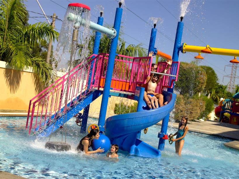 <strong>Royal Palm Plaza Resort (Campinas, SP)</strong>O destaque da programação de Páscoa no <a href="https://viajeaqui.abril.com.br/estabelecimentos/br-sp-campinas-hospedagem-royal-palm-resort" rel="Royal Palm Plaza Resort">Royal Palm Plaza Resort</a> é a apresentação do espetáculo infantil do Sítio do Pica Pau Amarelo. Mas as crianças ainda podem ser divertir nas áreas temáticas como o Miniville, um espaço lúdico onde os visitantes de 3 a 6 anos tem a oportunidade de visitar a casa da coelha Fofa Flor, um navio pirata e até uma nave espacial, além da área Kata Kuka, com labirintos, ocas, parede de escalada e arvorismo.A diária por pessoa para quatro noites, no mínimo, custa desde R$ 630,50, em acomodação luxo plus duplo e pensão completa. Duas crianças de 2 a 11 anos no mesmo apartamento dos pais não pagam. <strong>Royal Palm Plaza Resort (Campinas, SP)</strong>O destaque da programação de Páscoa no <a href="https://viajeaqui.abril.com.br/estabelecimentos/br-sp-campinas-hospedagem-royal-palm-resort" rel="Royal Palm Plaza Resort">Royal Palm Plaza Resort</a> é a apresentação do espetáculo infantil do Sítio do Pica Pau Amarelo. Mas as crianças ainda podem ser divertir nas áreas temáticas como o Miniville, um espaço lúdico onde os visitantes de 3 a 6 anos tem a oportunidade de visitar a casa da coelha Fofa Flor, um navio pirata e até uma nave espacial, além da área Kata Kuka, com labirintos, ocas, parede de escalada e arvorismo.A diária por pessoa para quatro noites, no mínimo, custa desde R$ 630,50, em acomodação luxo plus duplo e pensão completa. Duas crianças de 2 a 11 anos no mesmo apartamento dos pais não pagam.