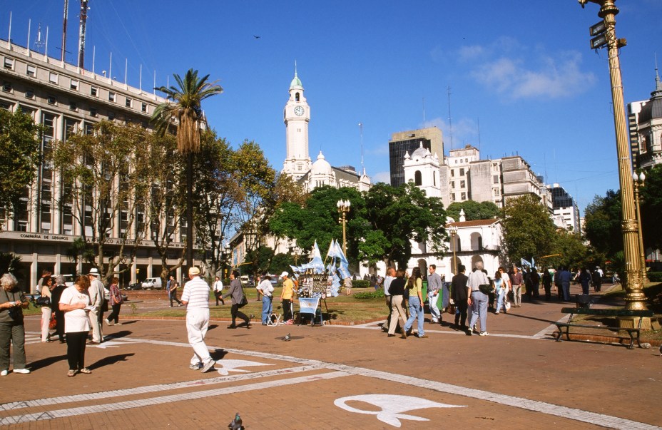 <strong>9. Plaza de Mayo</strong> (170 metros)     A praça recebeu esse nome graçàs à Revolução de Maio de 1810, que teve início ali – o local, aliás, é onde começam as manifestações políticas há mais de três séculos. <em>Avenida Hipólito Irigoyen </em>