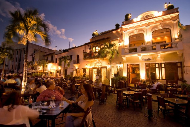 A Plaza España, junto ao rio Ozama, reúne uma série de agradáveis restaurantes e bares, tudo com um ar colonial ibérico