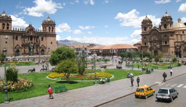 <strong>Plaza de Armas – <a href="https://viagemeturismo.abril.com.br/cidades/cusco-2/" target="_blank" rel="noopener">Cusco</a> – <a href="https://viagemeturismo.abril.com.br/paises/peru-3/" target="_blank" rel="noopener">Peru</a></strong> Conhecida entre os incas como lugar de encontro ("Huacaypata", no original inca), a praça é o marco de todo o Centro Histórico muito antes da dominação espanhola. O lugar era considerado um importante setor cerimonial do Império Inca. Ela concentra as construções mais impactantes de Cusco e os principais serviços voltados para o visitante, como casas de câmbio, restaurantes e agências de turismo. Foi ali que o colonizador espanhol Francisco Pizarro declarou a conquista da cidade. Hoje, duas bandeiras ficam hasteadas na praça: a branca e vermelha peruana e a do Tehuantisuyo, colorida com as cores do arco-íris que representam os quatro cantos do império inca <em><a href="https://www.booking.com/searchresults.pt-br.html?aid=332455&sid=d98f25c4d6d5f89238aebe98e11a09ba&sb=1&src=searchresults&src_elem=sb&error_url=https%3A%2F%2Fwww.booking.com%2Fsearchresults.pt-br.html%3Faid%3D332455%3Bsid%3Dd98f25c4d6d5f89238aebe98e11a09ba%3Btmpl%3Dsearchresults%3Bac_click_type%3Db%3Bac_position%3D0%3Bcity%3D-553173%3Bclass_interval%3D1%3Bdest_id%3D-129709%3Bdest_type%3Dcity%3Bdtdisc%3D0%3Bfrom_sf%3D1%3Bgroup_adults%3D2%3Bgroup_children%3D0%3Binac%3D0%3Bindex_postcard%3D0%3Blabel_click%3Dundef%3Bno_rooms%3D1%3Boffset%3D0%3Bpostcard%3D0%3Braw_dest_type%3Dcity%3Broom1%3DA%252CA%3Bsb_price_type%3Dtotal%3Bsearch_selected%3D1%3Bshw_aparth%3D1%3Bslp_r_match%3D0%3Bsrc%3Dsearchresults%3Bsrc_elem%3Dsb%3Bsrpvid%3D3ab77ca2f0e202d4%3Bss%3DSiena%252C%2520Toscana%252C%2520It%25C3%25A1lia%3Bss_all%3D0%3Bss_raw%3Dsiena%3Bssb%3Dempty%3Bsshis%3D0%3Bssne%3DPraga%3Bssne_untouched%3DPraga%26%3B&ss=Cusco%2C+Cusco%2C+Peru&is_ski_area=&ssne=Siena&ssne_untouched=Siena&city=-129709&checkin_year=&checkin_month=&checkout_year=&checkout_month=&group_adults=2&group_children=0&no_rooms=1&from_sf=1&ss_raw=cusco&ac_position=0&ac_langcode=xb&ac_click_type=b&dest_id=-345275&dest_type=city&iata=CUZ&place_id_lat=-13.516704&place_id_lon=-71.978822&search_pageview_id=3ab77ca2f0e202d4&search_selected=true&search_pageview_id=3ab77ca2f0e202d4&ac_suggestion_list_length=5&ac_suggestion_theme_list_length=0" target="_blank" rel="noopener">Busque hospedagem em Cusco</a></em>