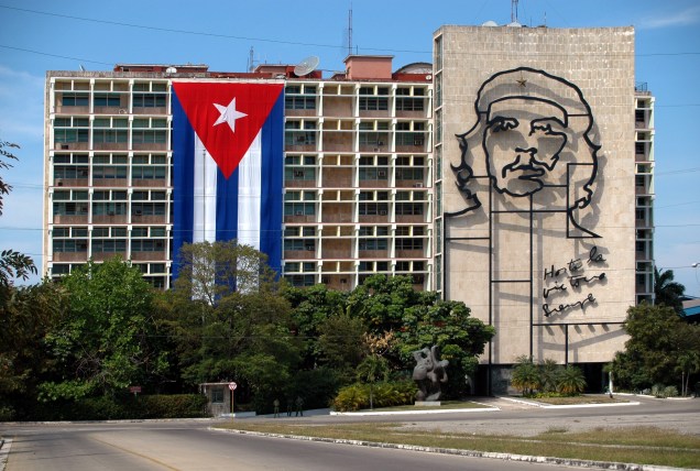 <strong>Plaza de la Revolución –</strong> <a href="https://viajeaqui.abril.com.br/cidades/cuba-havana" target="_blank" rel="noopener"><strong>Havana</strong></a><strong> – <a href="https://viagemeturismo.abril.com.br/paises/cuba-2/" target="_blank" rel="noopener">Cuba </a></strong> Com 32 mil metros quadrados, é uma das maiores praças do mundo. Com uma área aberta muito grande e poucos monumentos além da torre dedicada a José Martí, sua característica mais notável são as imagens de Che Guevara e Camilo Cienfuegos em relevo escultórico, ambas do artista Enrique Ávila, instaladas nos edifícios do Ministério do Interior e Ministério de Informática e Comunicações, respectivamente. A imagem de Che (foto) é uma estilização da conhecida fotografia do revolucionário, tirada por Alberto Korda <a href="https://www.booking.com/searchresults.pt-br.html?aid=332455&sid=d98f25c4d6d5f89238aebe98e11a09ba&sb=1&src=searchresults&src_elem=sb&error_url=https%3A%2F%2Fwww.booking.com%2Fsearchresults.pt-br.html%3Faid%3D332455%3Bsid%3Dd98f25c4d6d5f89238aebe98e11a09ba%3Btmpl%3Dsearchresults%3Bac_click_type%3Db%3Bac_position%3D0%3Bclass_interval%3D1%3Bdest_id%3D-755070%3Bdest_type%3Dcity%3Bdtdisc%3D0%3Bfrom_sf%3D1%3Bgroup_adults%3D2%3Bgroup_children%3D0%3Biata%3DIST%3Binac%3D0%3Bindex_postcard%3D0%3Blabel_click%3Dundef%3Bno_rooms%3D1%3Boffset%3D0%3Bpostcard%3D0%3Braw_dest_type%3Dcity%3Broom1%3DA%252CA%3Bsb_price_type%3Dtotal%3Bsearch_selected%3D1%3Bshw_aparth%3D1%3Bslp_r_match%3D0%3Bsrc%3Dsearchresults%3Bsrc_elem%3Dsb%3Bsrpvid%3D64547d774647003e%3Bss%3DIstambul%252C%2520Marmara%2520Region%252C%2520Turquia%3Bss_all%3D0%3Bss_raw%3Distambul%3Bssb%3Dempty%3Bsshis%3D0%3Bssne%3DIr%25C3%25A3%3Bssne_untouched%3DIr%25C3%25A3%26%3B&ss=Havana%2C+Ilhas+Caribenhas%2C+Cuba&is_ski_area=&ssne=Istambul&ssne_untouched=Istambul&city=-755070&checkin_year=&checkin_month=&checkout_year=&checkout_month=&group_adults=2&group_children=0&no_rooms=1&from_sf=1&ss_raw=HAVANA&ac_position=0&ac_langcode=xb&ac_click_type=b&dest_id=-1628751&dest_type=city&iata=HAV&place_id_lat=23.135437&place_id_lon=-82.35968&search_pageview_id=64547d774647003e&search_selected=true&search_pageview_id=64547d774647003e&ac_suggestion_list_length=5&ac_suggestion_theme_list_length=0" target="_blank" rel="noopener"><em>Busque hospedagem em Havana</em></a>