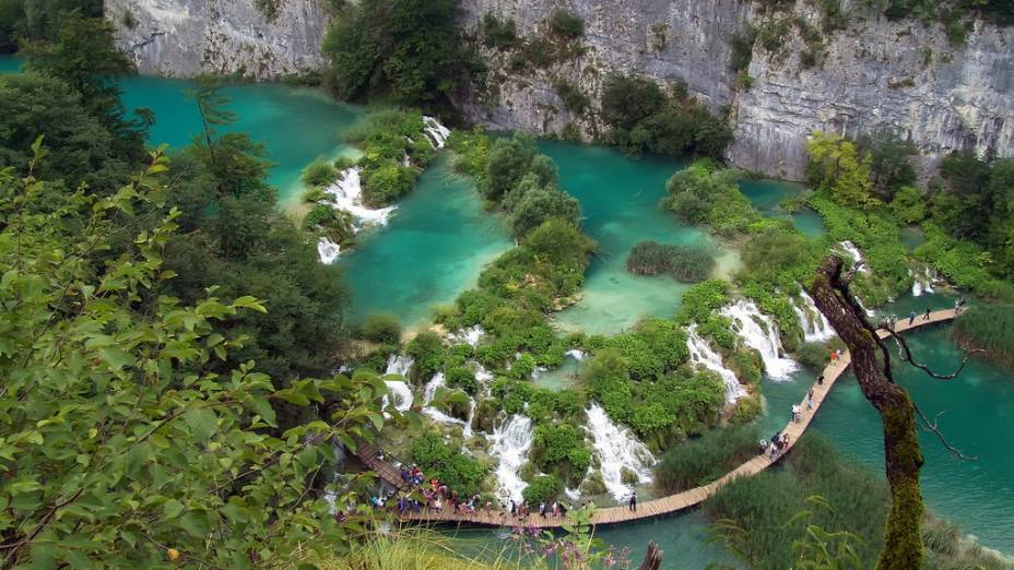 Parque Nacional dos Lagos de Plitvice, CroáciaAs cores das águas mudam constantemente, dependendo da época do ano Parque Nacional dos Lagos de Plitvice, CroáciaAs cores das águas mudam constantemente, dependendo da época do ano
