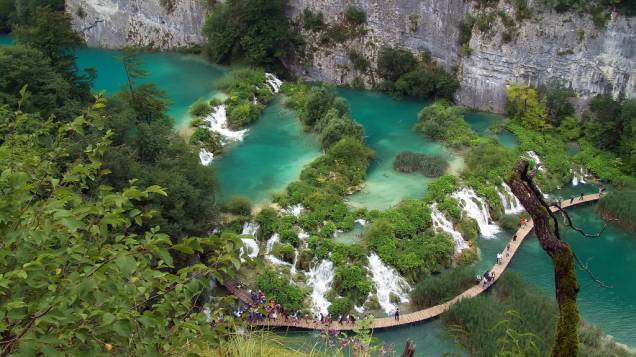 Parque Nacional dos Lagos de Plitvice, CroáciaAs cores das águas mudam constantemente, dependendo da época do ano Parque Nacional dos Lagos de Plitvice, CroáciaAs cores das águas mudam constantemente, dependendo da época do ano