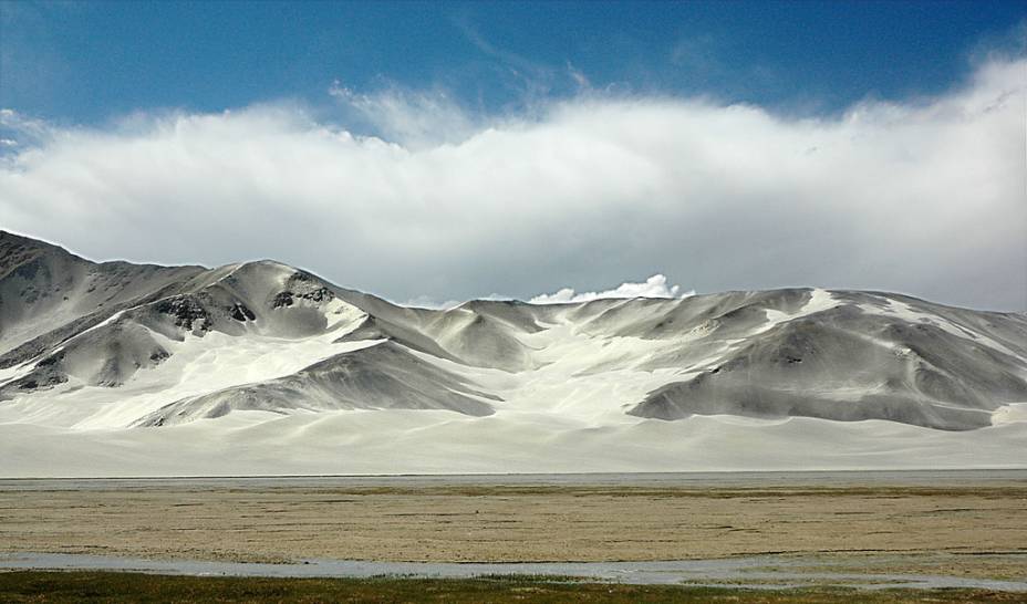 <strong>5. Rodovia do Karakoram, China-Paquistão </strong>A cordilheira do Karakoram possui alguns dos mais altos e belos picos do planeta: K2, Gasherbrum I e II e Broad Peak, todos com mais de 8 mil metros altitude. Localizada entre Xinjiang, na China, e o Paquistão, a estrada é considerada a rodovia pavimentada mais alta do mundo, chegando a mais de 4,6 mil metros de altitude.