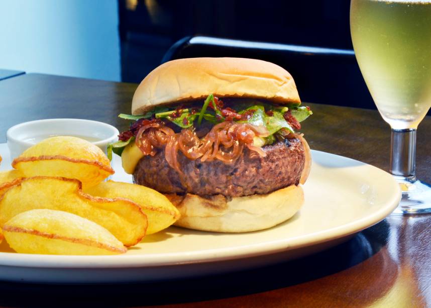 O restaurante <a href="https://viajeaqui.abril.com.br/estabelecimentos/br-sp-sao-paulo-restaurante-pobre-juan" rel="Pobre Juan">Pobre Juan</a>, na Vila Olímpia, criou o "la bombonera burger", feito de 280 gramas de picanha, bife ancho e alcatra mais queijo emmental derretido, picles de cebola-roxa caramelizada, rúcula, crocante de jamón e molho gorgonzola O restaurante <a href="https://viajeaqui.abril.com.br/estabelecimentos/br-sp-sao-paulo-restaurante-pobre-juan" rel="Pobre Juan">Pobre Juan</a>, na Vila Olímpia, criou o "la bombonera burger", feito de 280 gramas de picanha, bife ancho e alcatra mais queijo emmental derretido, picles de cebola-roxa caramelizada, rúcula, crocante de jamón e molho gorgonzola