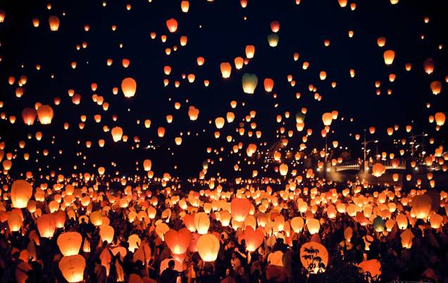 Durante o <strong>solstício de verão</strong> (21 de junho) milhares de balões iluminam o céu de Poznan, na <a href="https://viajeaqui.abril.com.br/paises/polonia" rel="Polônia" target="_blank"><strong>Polônia</strong></a>, como se fossem estrelas no céu. O evento marca a chegada do verão de uma forma mágica. Durante a edição de 2012, o recorde polonês de maior número de lanternas voando simultaneamente foi batido - foram mais de 15 mil luminárias Durante o <strong>solstício de verão</strong> (21 de junho) milhares de balões iluminam o céu de Poznan, na <a href="https://viajeaqui.abril.com.br/paises/polonia" rel="Polônia" target="_blank"><strong>Polônia</strong></a>, como se fossem estrelas no céu. O evento marca a chegada do verão de uma forma mágica. Durante a edição de 2012, o recorde polonês de maior número de lanternas voando simultaneamente foi batido - foram mais de 15 mil luminárias