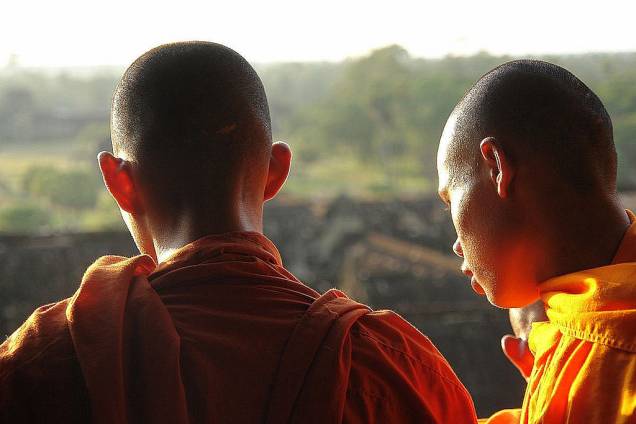 Jovens monges budistas em Polonnaruwa Jovens monges budistas em Polonnaruwa