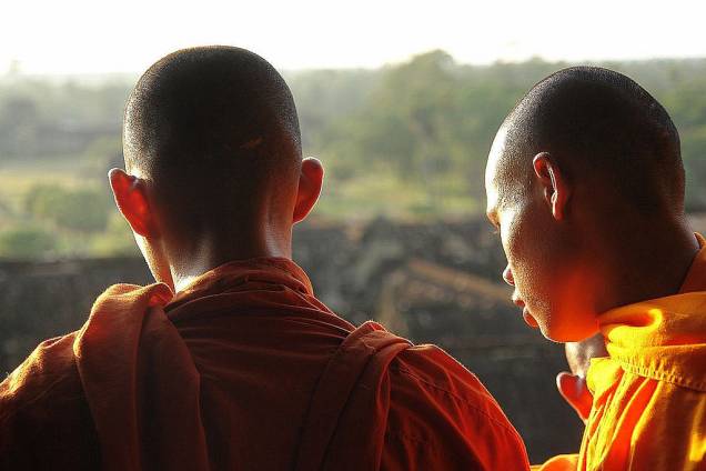 Jovens monges budistas em Polonnaruwa