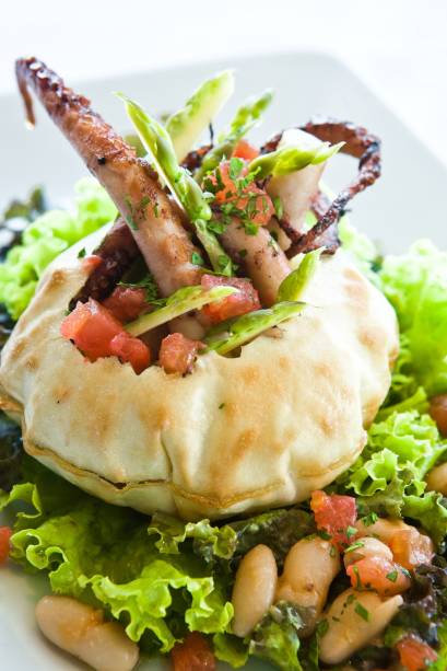 Polvo grelhado em cesta de pão do restaurante Fasano Al Mare, no Rio de Janeiro