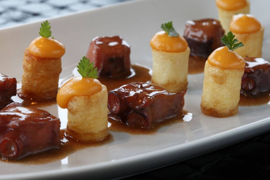 Polvo na brasa com batatas confitadas, do Arola Vintetres