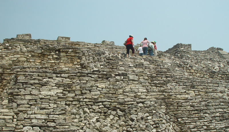 <strong>Pomoná</strong><br />Ocupou papel destacado no intercâmbio cultural entre as cidades maias da região de Tabasco e imediações, e alcançou sua independência política por volta de 692 d.C., conforme constatam estudos de campo. Pomoná foi aliada de Palenque, mas acabou sendo derrotada por Piedras Negras, situada na Guatemala<br /> <strong>Pomoná</strong><br />Ocupou papel destacado no intercâmbio cultural entre as cidades maias da região de Tabasco e imediações, e alcançou sua independência política por volta de 692 d.C., conforme constatam estudos de campo. Pomoná foi aliada de Palenque, mas acabou sendo derrotada por Piedras Negras, situada na Guatemala<br />
