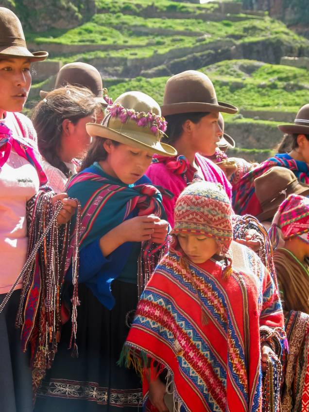 <strong>Peru: poncho</strong> Por conta de sua grande altitude, o Peru é um país ventoso. Para arrebatar o vento e o frio, a população peruana passou a utilizar o poncho, uma roupa feita de lã de lhama ou alpaca. O tecido é como um quadrado, que cai pelo ombro, e que conta uma abertura no centro. Costuma ser bem colorido, com temas e figuras geométricas e geralmente acompanha a utilização do chullo, uma espécie de gorro com um pompom no alto e duas partes que cobrem as orelhas <strong>Peru: poncho</strong> Por conta de sua grande altitude, o Peru é um país ventoso. Para arrebatar o vento e o frio, a população peruana passou a utilizar o poncho, uma roupa feita de lã de lhama ou alpaca. O tecido é como um quadrado, que cai pelo ombro, e que conta uma abertura no centro. Costuma ser bem colorido, com temas e figuras geométricas e geralmente acompanha a utilização do chullo, uma espécie de gorro com um pompom no alto e duas partes que cobrem as orelhas