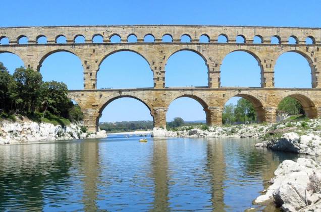 A Pont du Gard, um pedaço de um antigo aqueduto romano perto de Avignon. Perfeitinho para um piquenique
