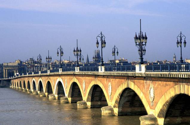 Bordeaux, a capital, é uma metrópole deliciosa e toda recauchutada. As margens do rio Garonne são agora um parque
