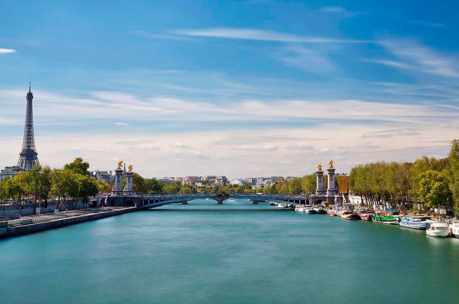 A Ponte Alexandre III, a mais bela ponte de Paris, une a Esplanade des Invalides e os palácios Grand e Petit Palais